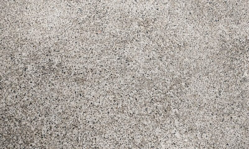 Décapage sol pierre naturelle : attention à la porosité