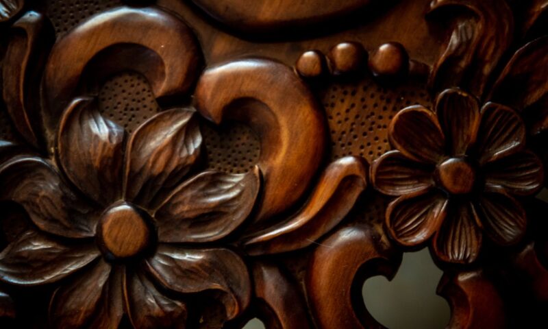La sculpture sur bois décorative pour le mobilier