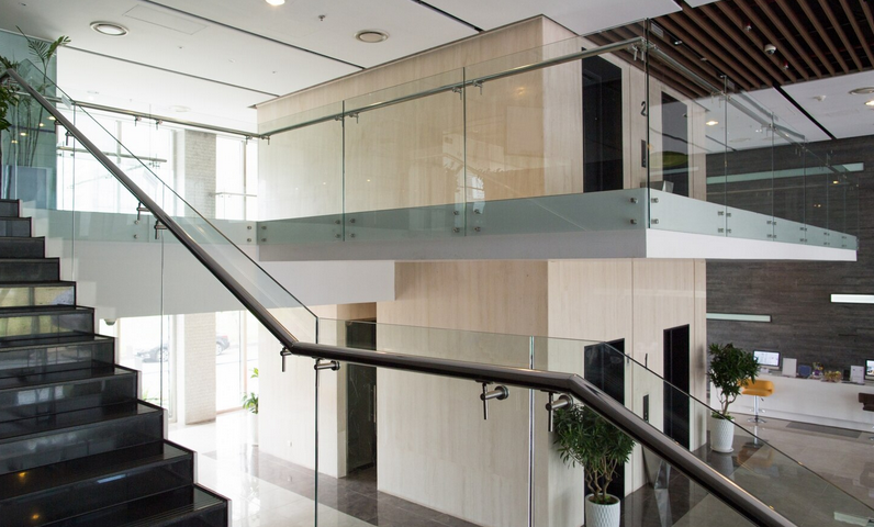 Garde-corps vitré : remplacer un panneau de verre feuilleté cassé