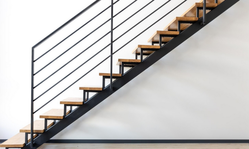 Pose du feutre de protection dans les escaliers