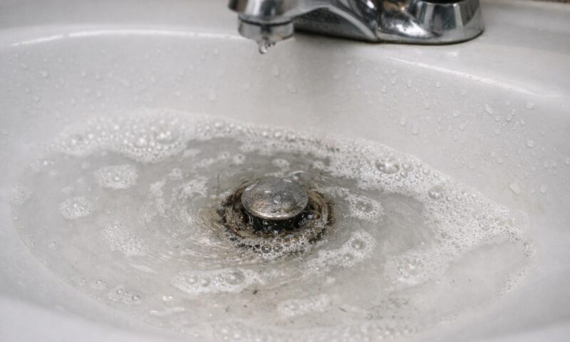 Canalisation lente : le signe avant-coureur qu&rsquo;un curage est nécessaire