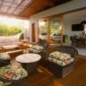 Baie coulissante d’angle sans pilier : fusionner la maison avec la terrasse extérieure