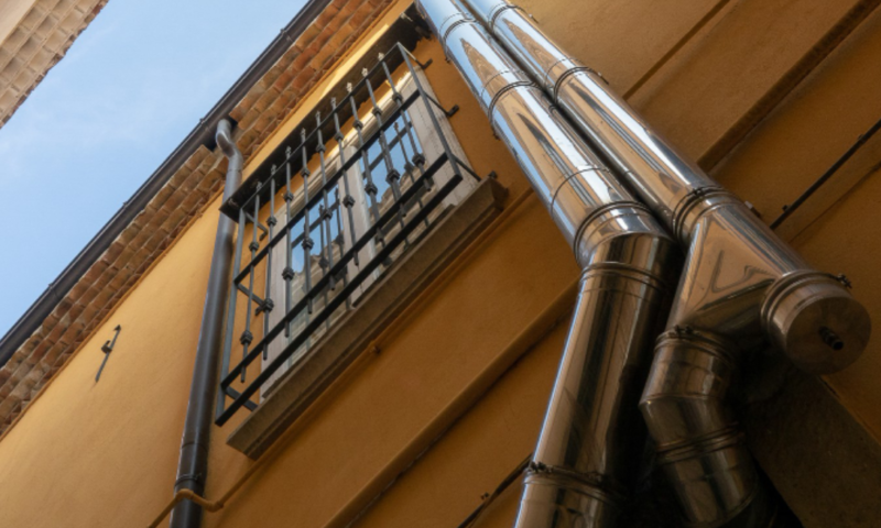 Fixer la descente eau pluviale : espacement des colliers