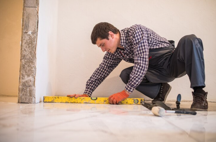 Dégraissage, ponçage, dépoussiérage : le trio de la préparation de surface