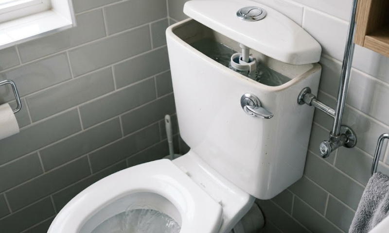 Régler le flotteur du mécanisme chasse d&rsquo;eau pour économiser