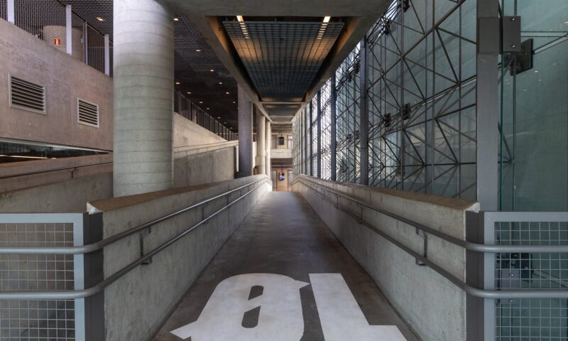 Rampe d&rsquo;accès béton : normes de largeur et palier