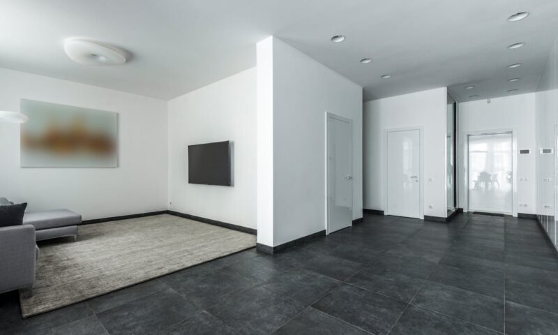 Carrelage grand format : Pourquoi le ragréage est crucial sous du 120×120 ?