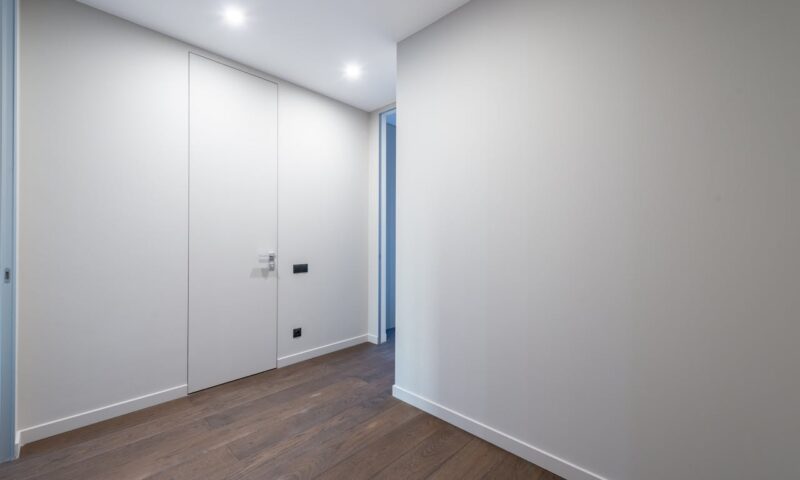 Finition brillante sur murs irréguliers : défauts visibles