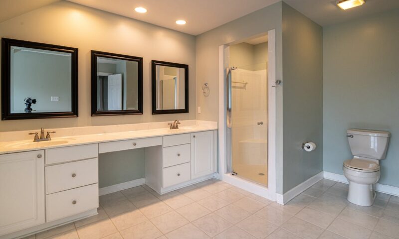 Sol antidérapant : l&rsquo;adaptation prioritaire dans la salle de bain