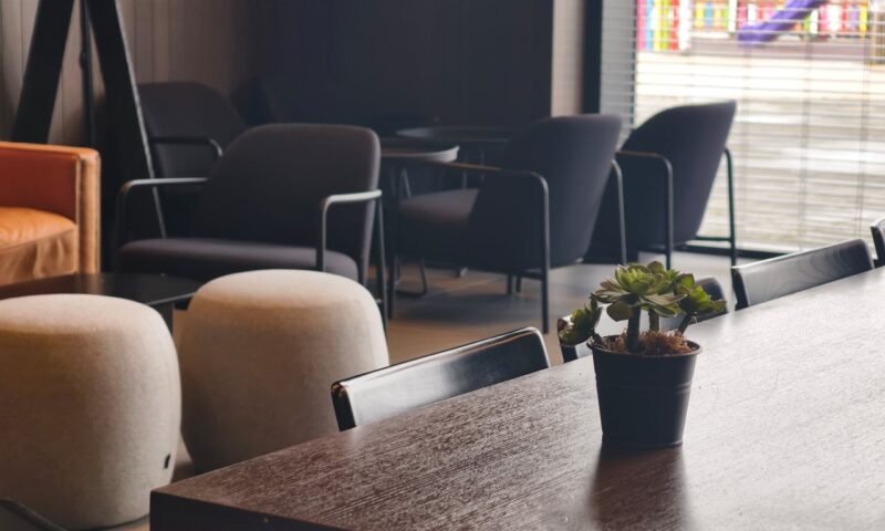 Mobilier commercial modulaire : adapter l&rsquo;agencement sans tout casser