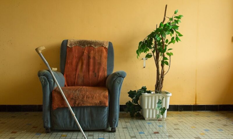 Restauration de meubles anciens endommagés par l&rsquo;eau