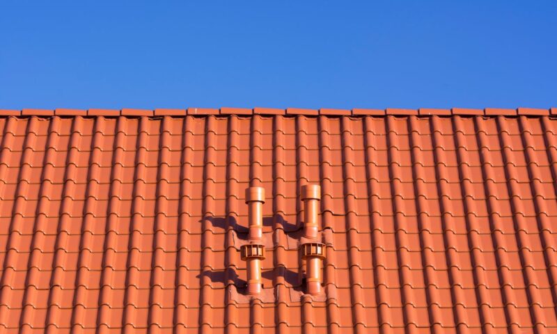 Rinçage naturel par la pluie : est-ce suffisant pour votre toiture?