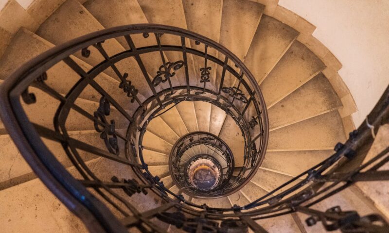 Monter des meubles par un escalier hélicoïdal : le défi