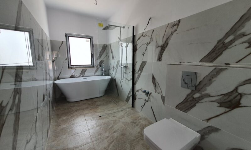 Vérifier la planéité du support avant de poser du 80×80