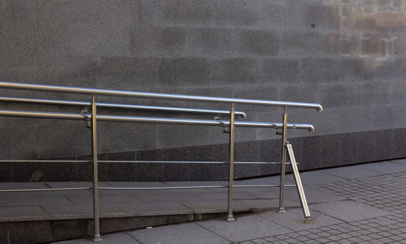 Audit accessibilité PMR : vérifier les pentes et largeurs