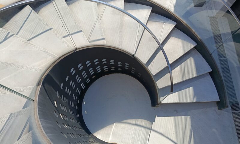 Garde-corps vitré : Fixation du profilé aluminium sur dalle béton