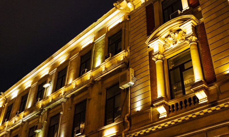 Éclairage façade solaire : suffisant pour baliser