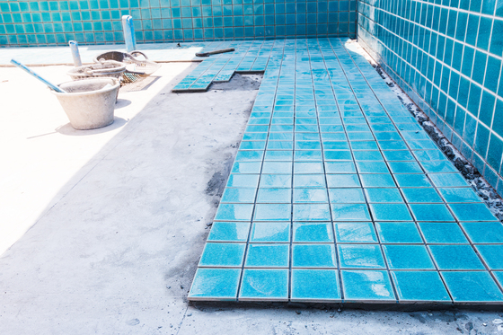 Carrelage de piscine : les matériaux les plus durables