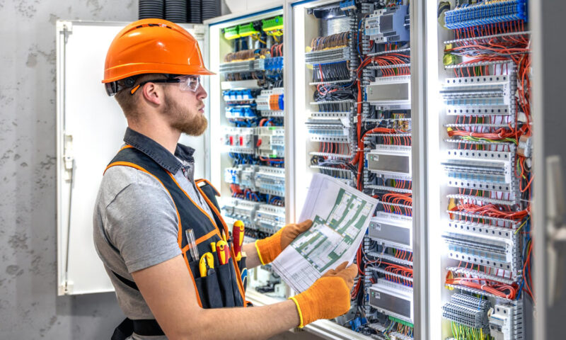 Armoire électrique : pourquoi son dimensionnement influence-t-il les performances ?