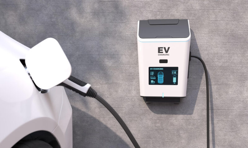 Borne de recharge : installer une prise renforcée soi-même, est-ce légal et sûr ?