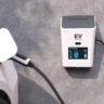 Borne de recharge : installer une prise renforcée soi-même, est-ce légal et sûr ?