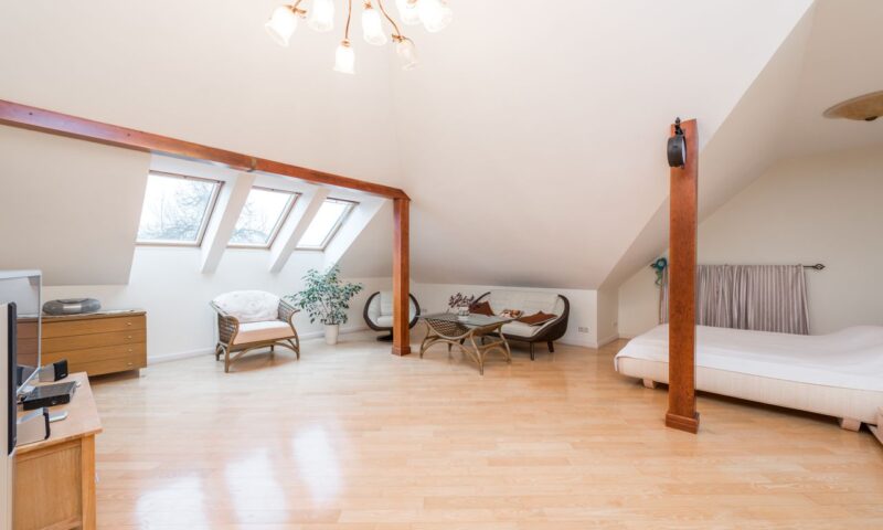 Combles sombres : la pose de velux transformera l’espace intérieur