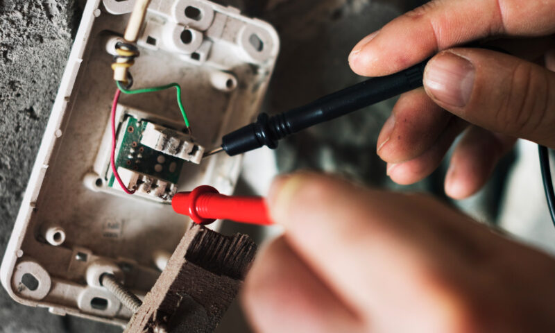 Prise, disjoncteur, éclairage : quelles interventions laisser à un électricien ?
