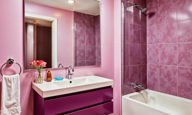 Salle de bain étroite : comment créer des rangements sans encombrer la pièce