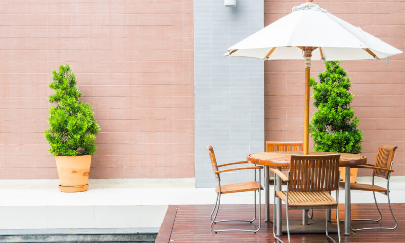 Terrasse design : 5 règles pour harmoniser mobilier, revêtement et végétation