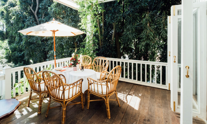 Terrasse exposée au soleil : les solutions pour améliorer votre confort en été