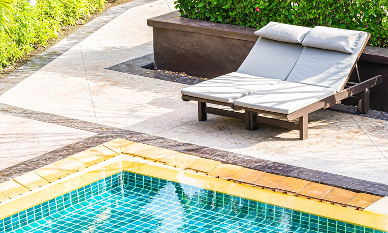 Pourquoi privilégier un carrelage antidérapant autour d’une piscine ?