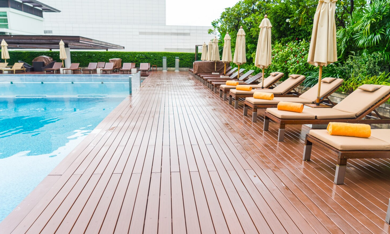 Comment poser des dalles sur plots autour d’une piscine ?