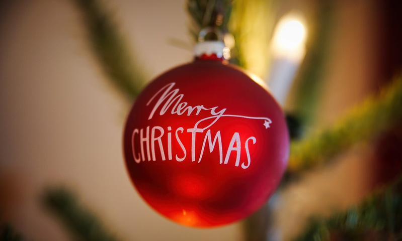 Des boules de Noël personnalisées avec les prénoms de toute la famille