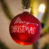 Des boules de Noël personnalisées avec les prénoms de toute la famille