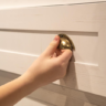 Comment relooker un meuble en changeant simplement les boutons