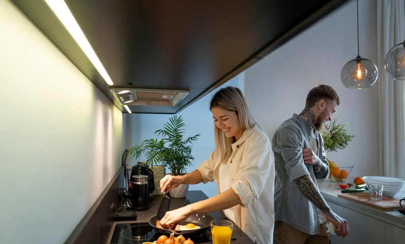 Éclairage sous meubles de cuisine : installer des réglettes LED invisibles